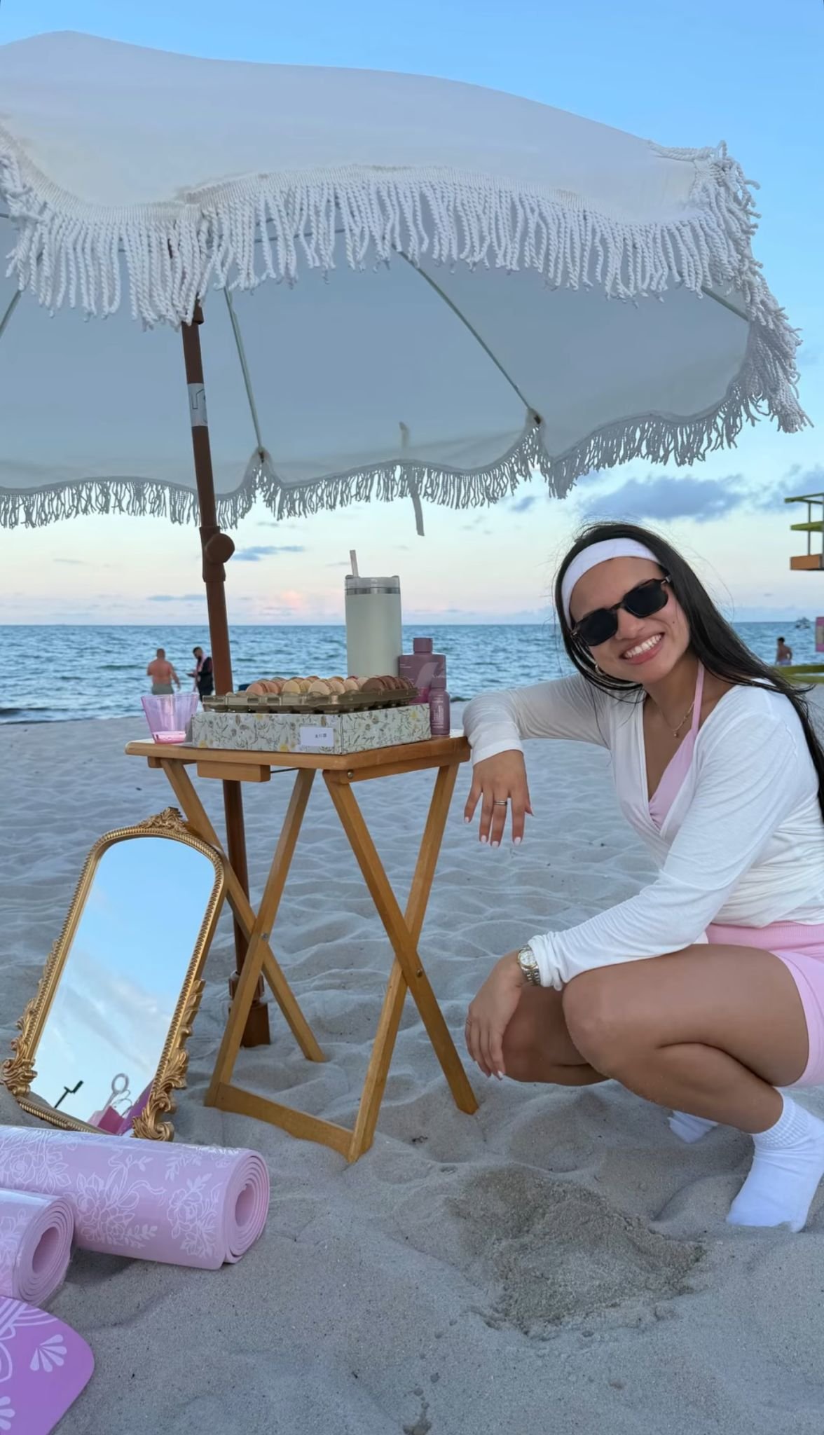 Ari, founder de The Glow Club MIA, en la playa de Miami
